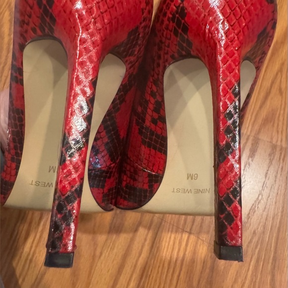 Nine West Tatiana Red and Black Snakeskin Pointy Heels Size 6M - Picture 10 of 10